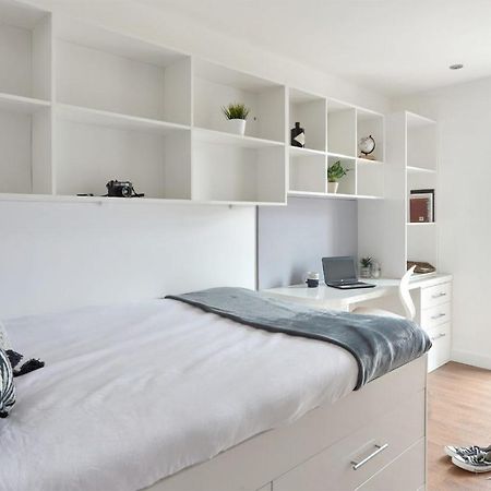 Zeni Ensuite, In Liverpool Luaran gambar