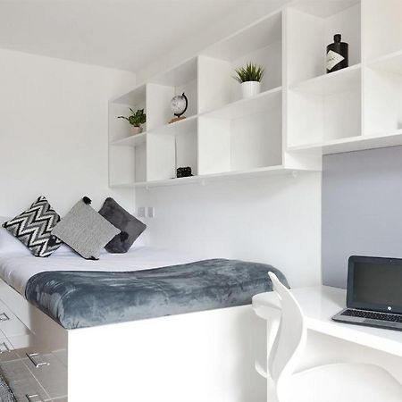 Zeni Ensuite, In Liverpool Luaran gambar