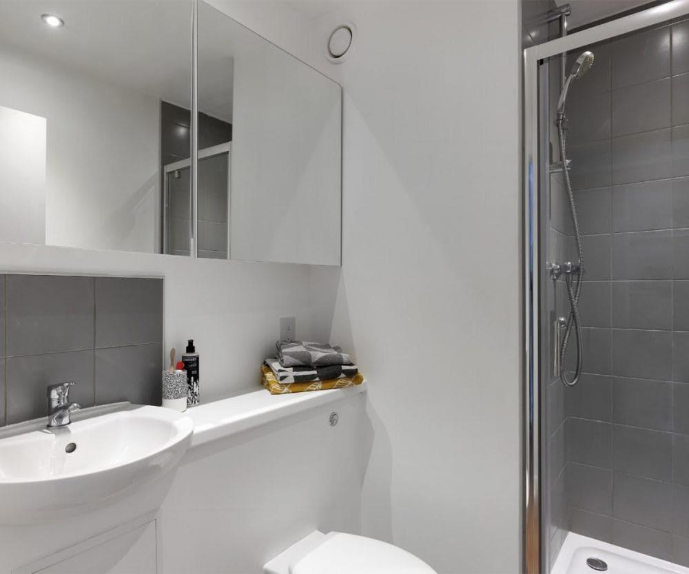 Zeni Ensuite, In Liverpool Luaran gambar